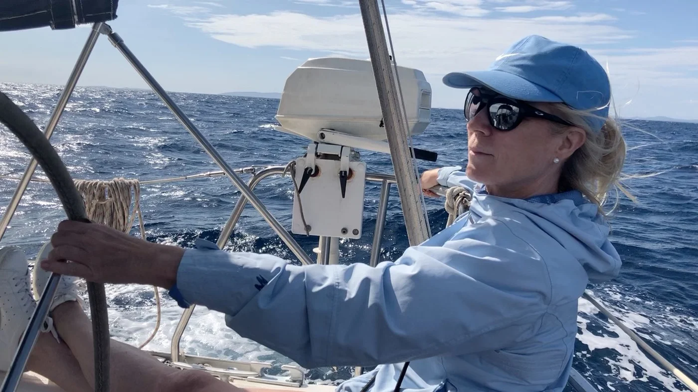 Segelyacht unter weißem Segel auf ruhigem Meer mit blauem Himmel