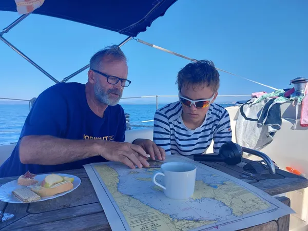 Kartenarbeit mit Kaffee im Cockpit