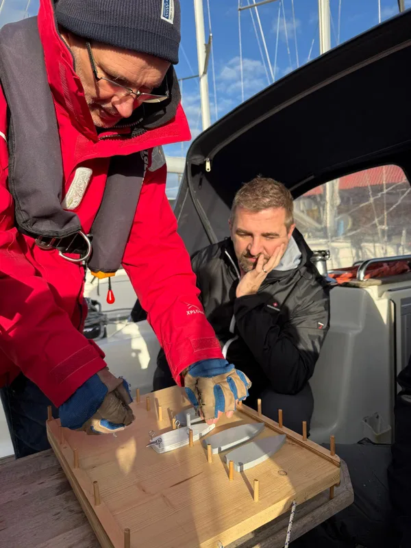 Ablegemanöver am Übungsbrett im Cockpit – privates Training auf deinem Boot